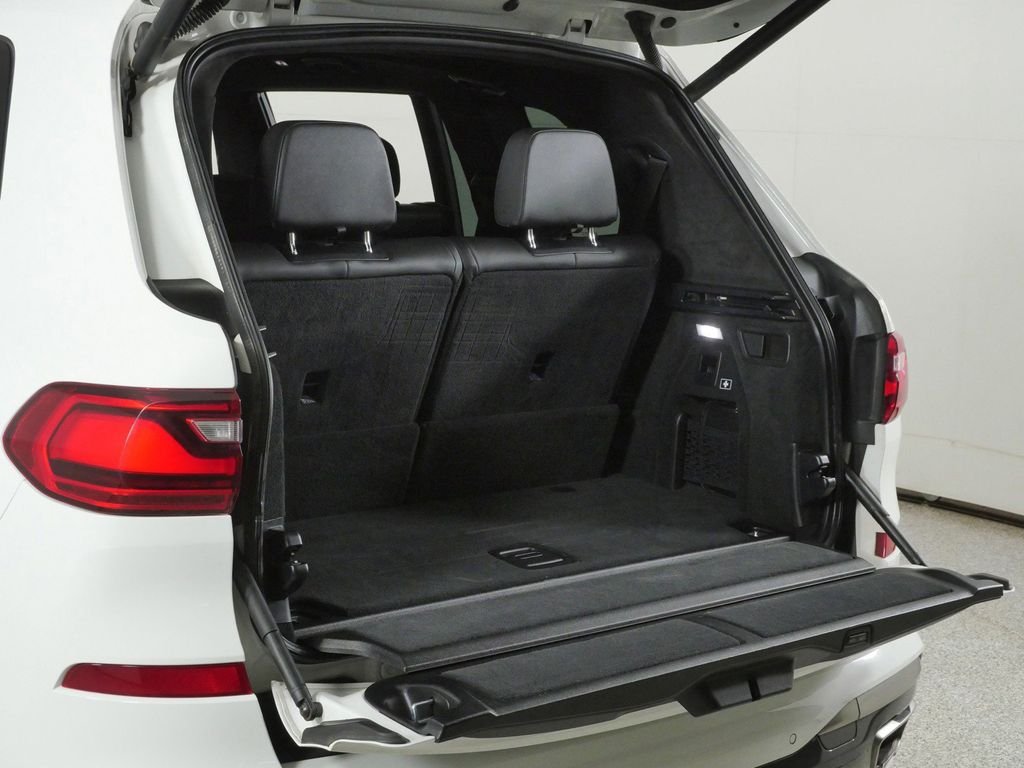 Used 2022 Alpine White BMW M50i image 31