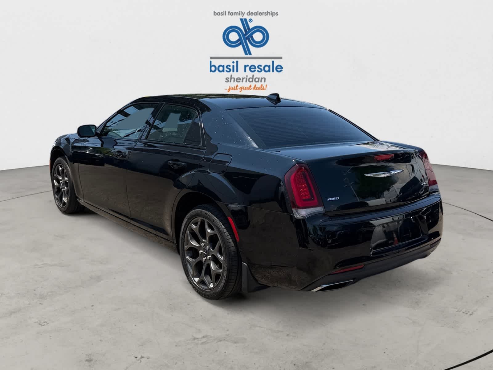 Used 2018 Gloss Black Chrysler 300S image 5