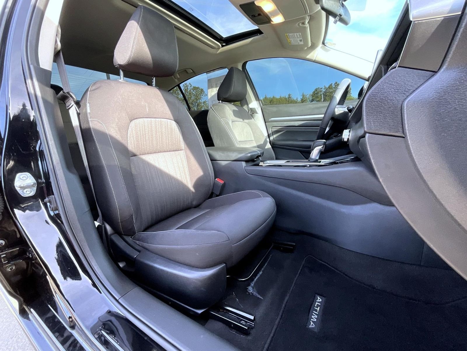 Used 2022 Black Nissan 2.5 SV image 16