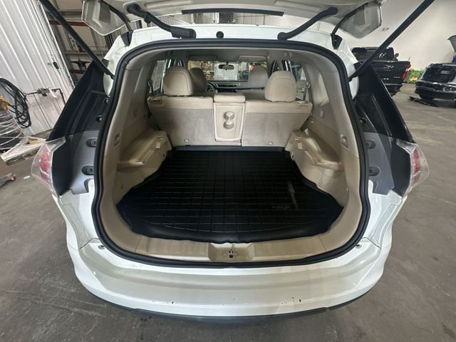 Used 2015 Glacier White Nissan S image 25