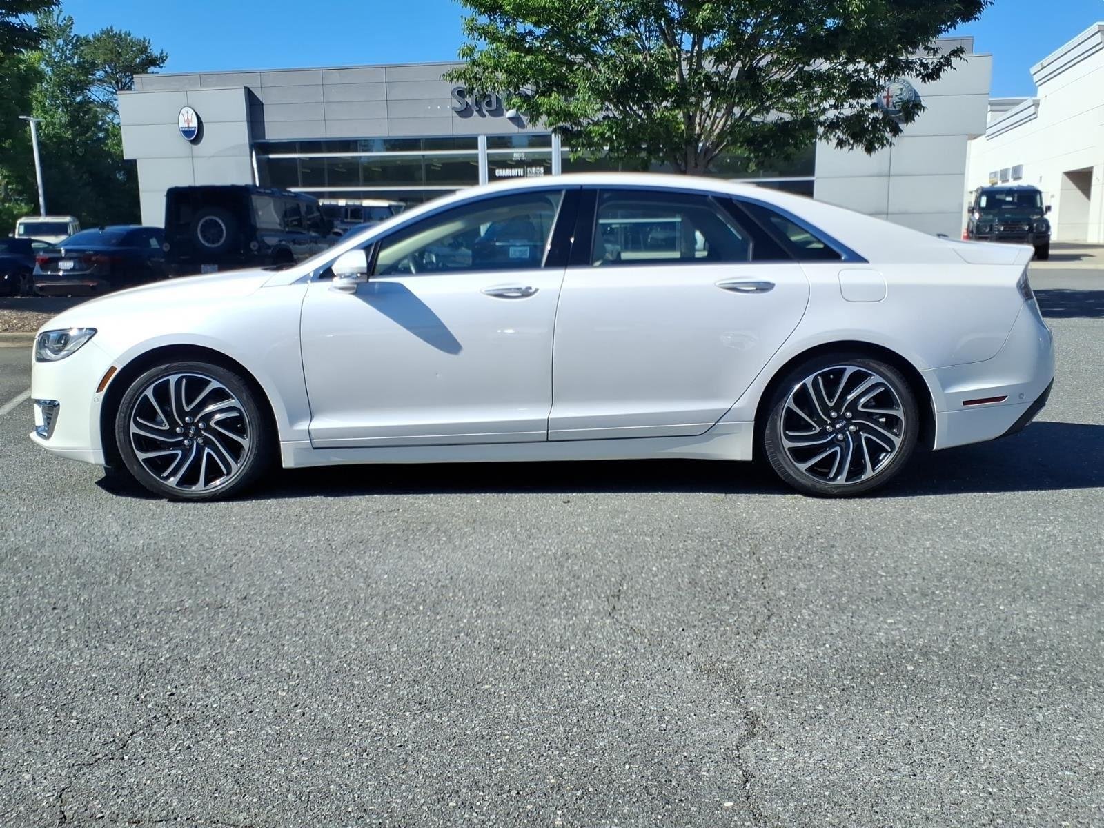 Used 2020 White Platinum Metallic Tri-Coat Lincoln Reserve image 3