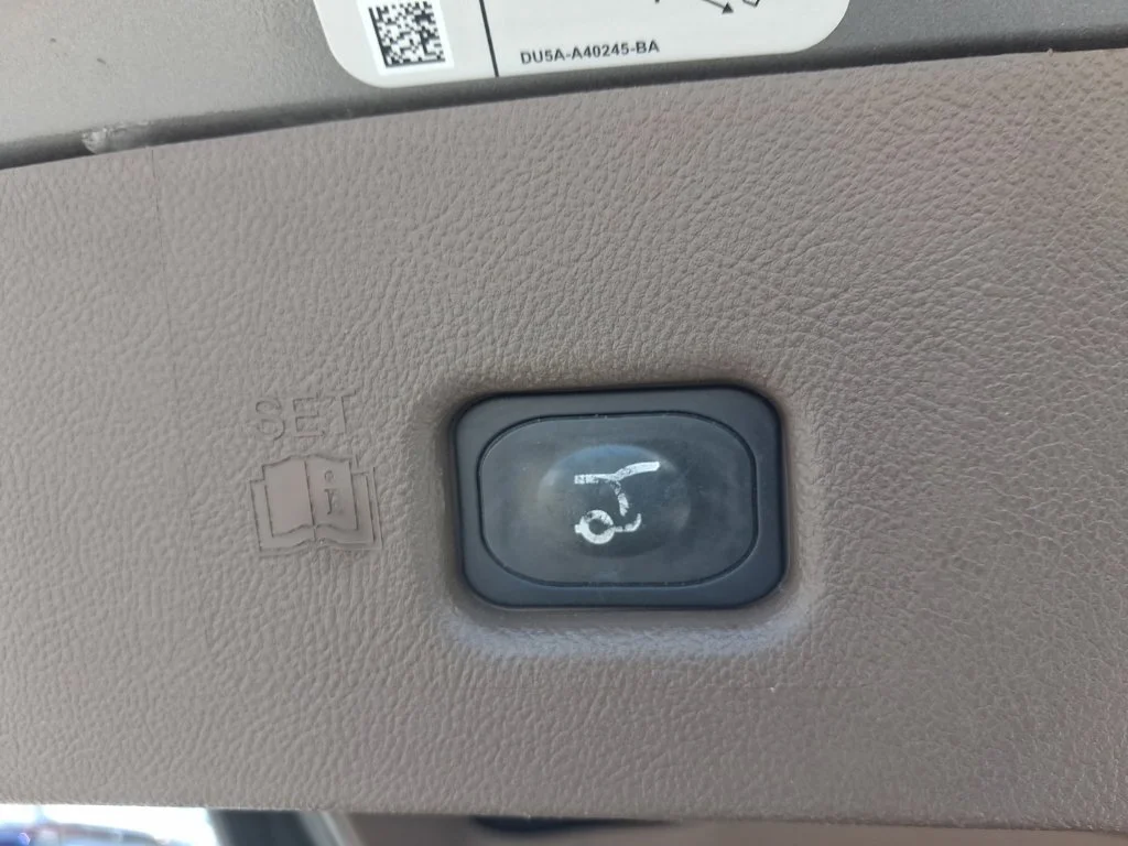 Used 2016  Lincoln Reserve image 14