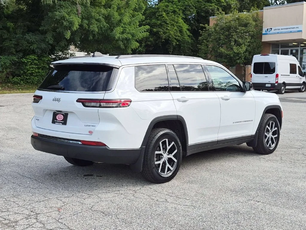 Used 2025 White Jeep Limited image 3