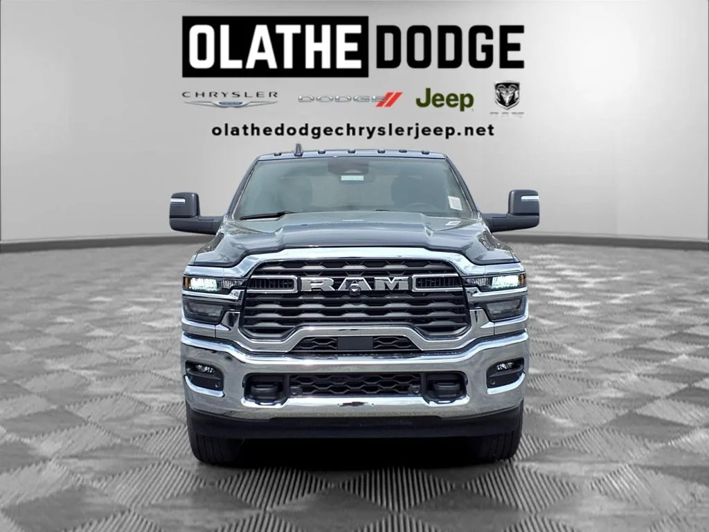 New 2026 Diamond Black Crystal Pearl-Coat Exterior Paint RAM Tradesman image 28