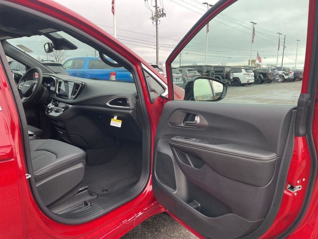 New 2026 Red Hot Pearl-Coat Exterior Paint Chrysler Select image 36