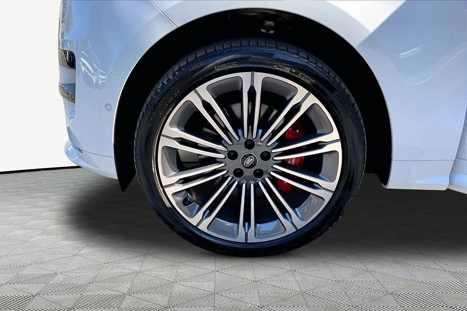 Used 2024 Fuji White Land Rover Dynamic SE image 11