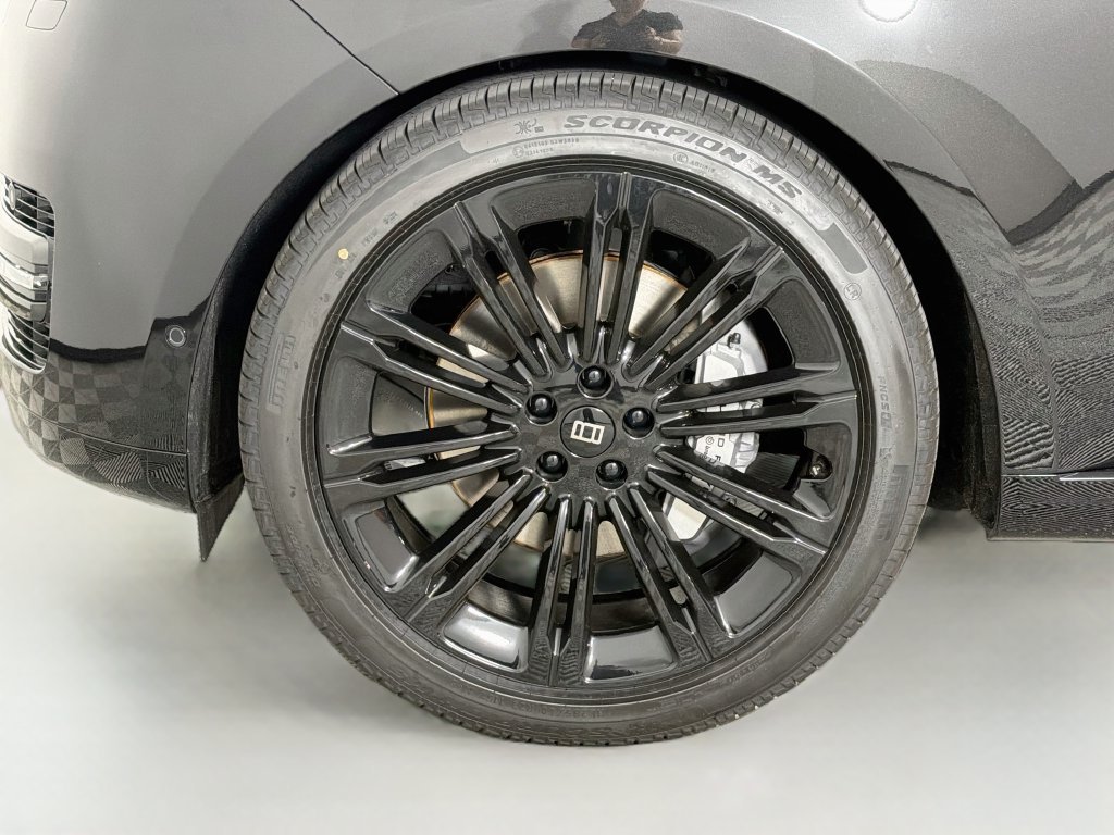 New 2027 Santorini Black Land Rover SE image 33