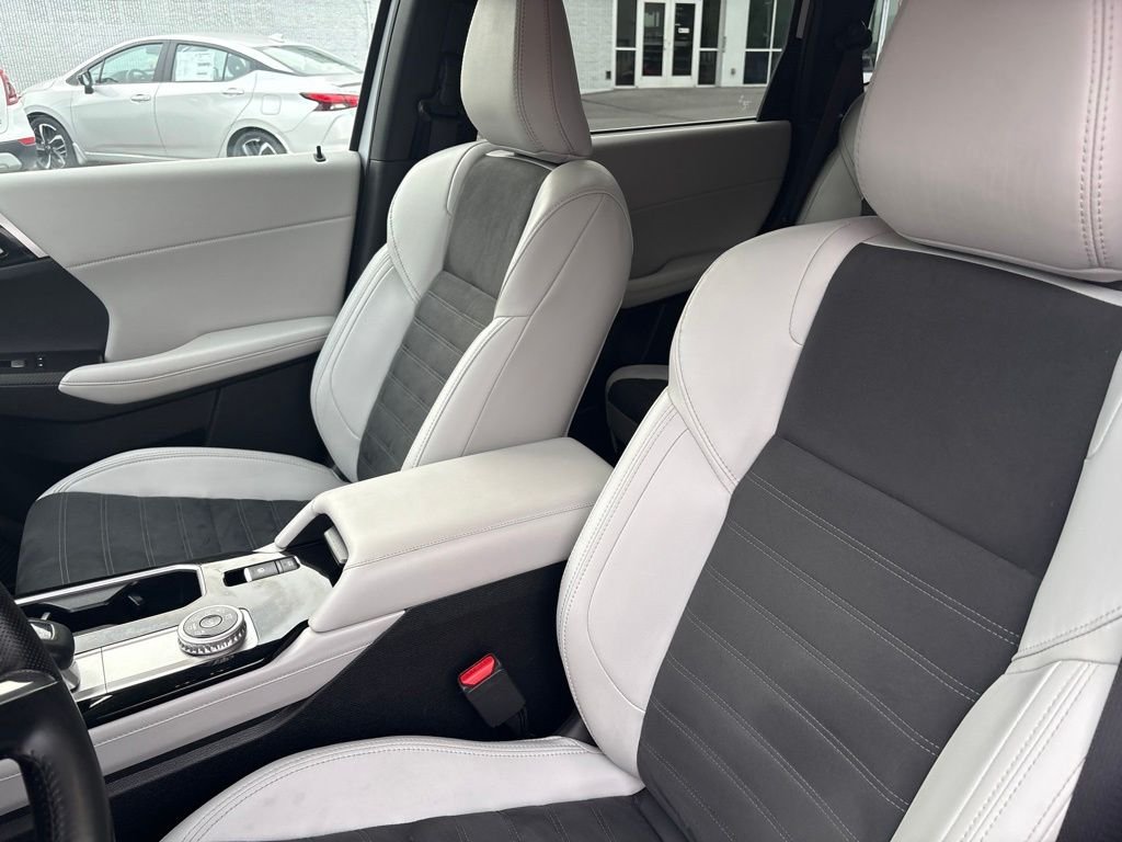 Used 2025  Mitsubishi SE image 7