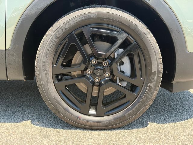 Used 2025 Green Kia EX X-Line image 2