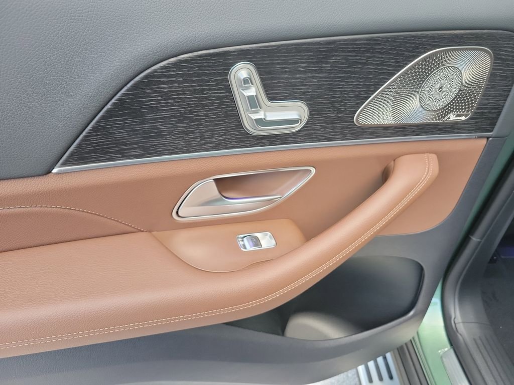 New 2026 MANUFAKTUR Ireland Mid Green Metallic Mercedes-Benz GLS 450 image 9
