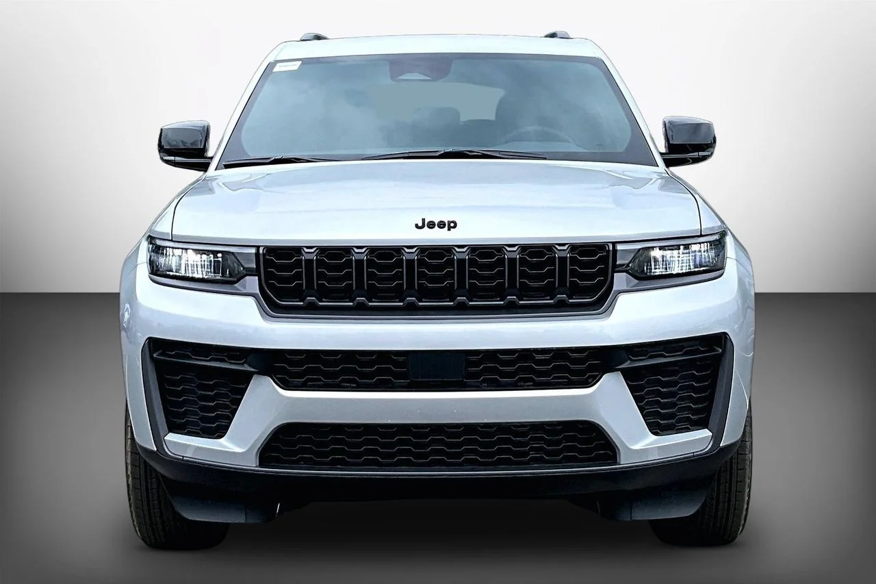 New 2026 Silver Zynith Exterior Paint Jeep Altitude image 3