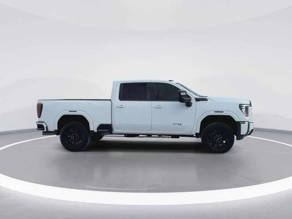 Used 2024 White GMC AT4 image 9