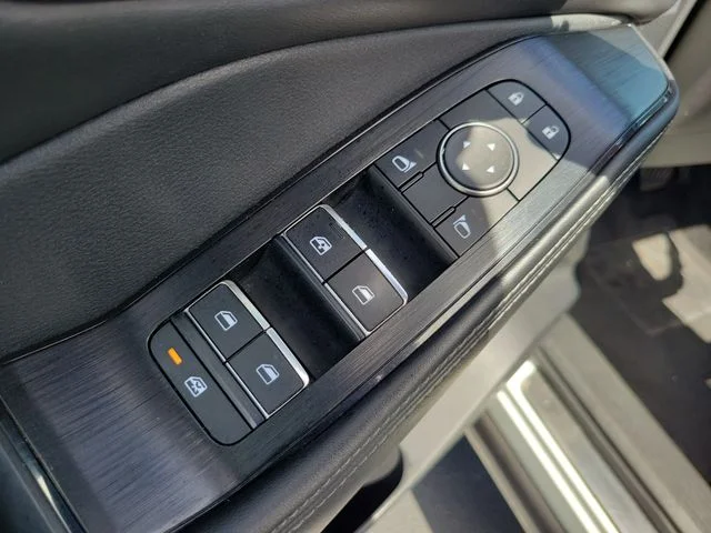 Used 2023 White Nissan SL image 17