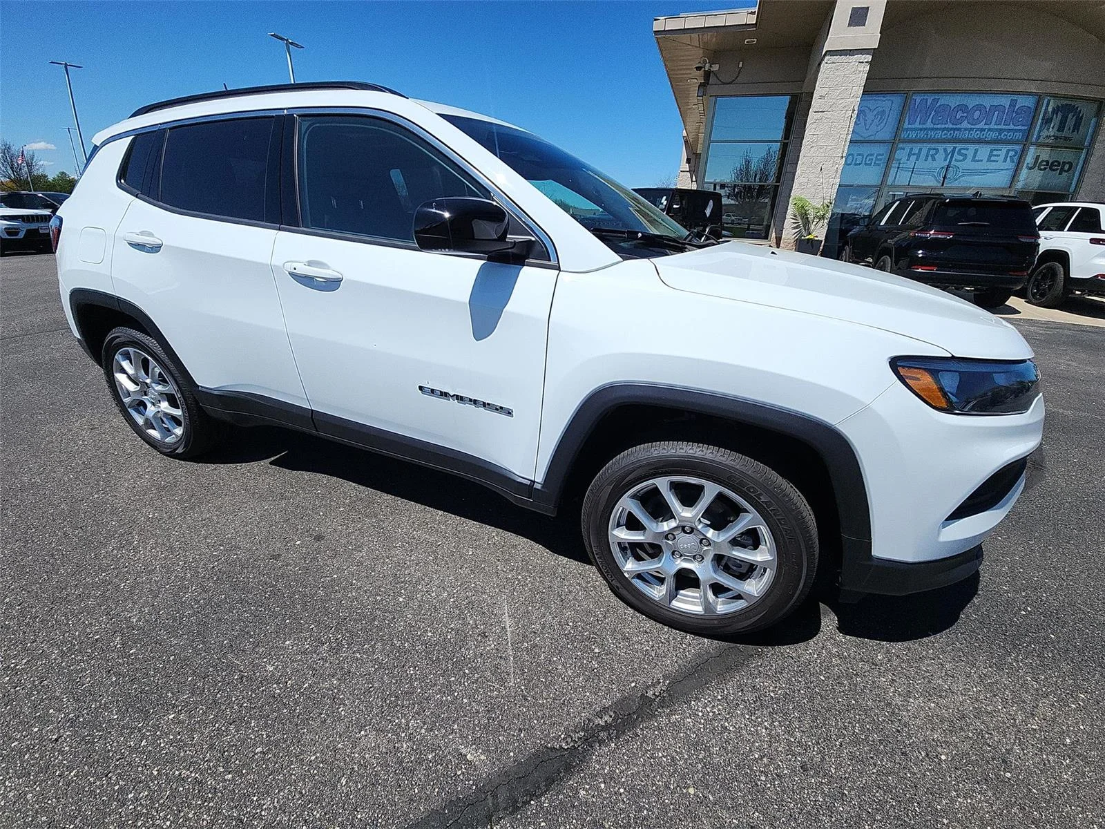 New 2024 Bright White Clear-Coat Exterior Paint Jeep Latitude Lux image 11