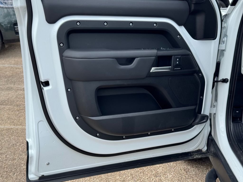 Used 2025  Land Rover S image 17