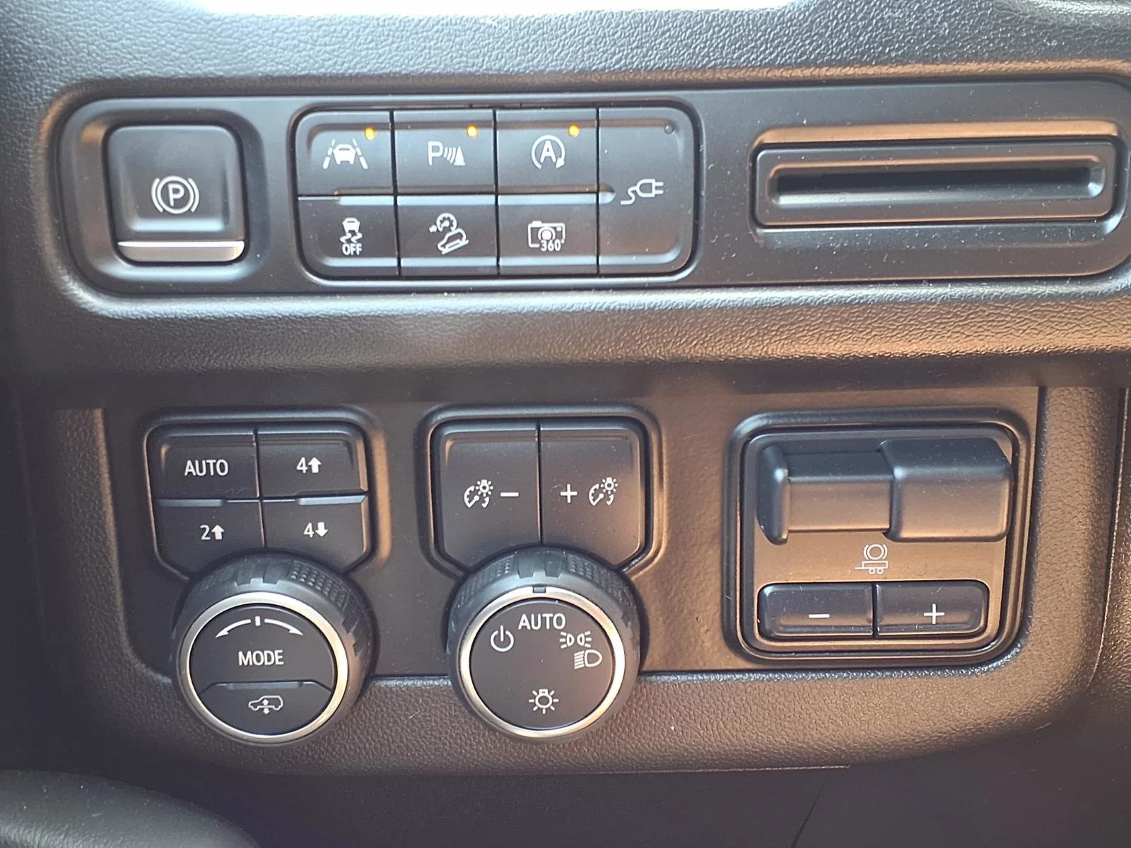 Used 2022 Summit White Chevrolet Z71 image 12