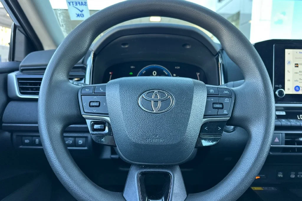 Certified Used 2025  Toyota LE image 22