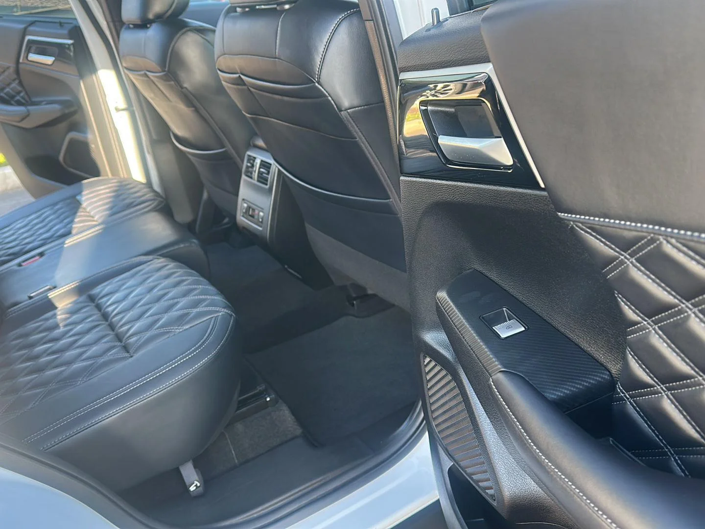 Used 2024 White Diamond Mitsubishi SEL image 21