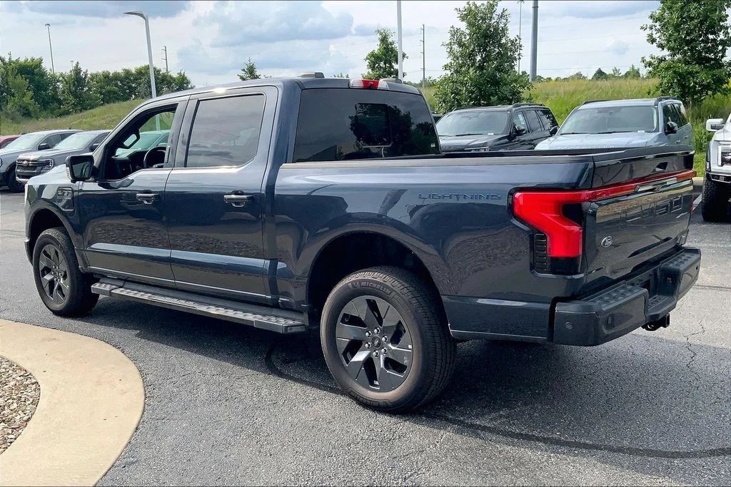 Used 2022 Ford F-150 Lightning Lariat with VIN 1FT6W1EV2NWG01207 for sale in Smithville, MO