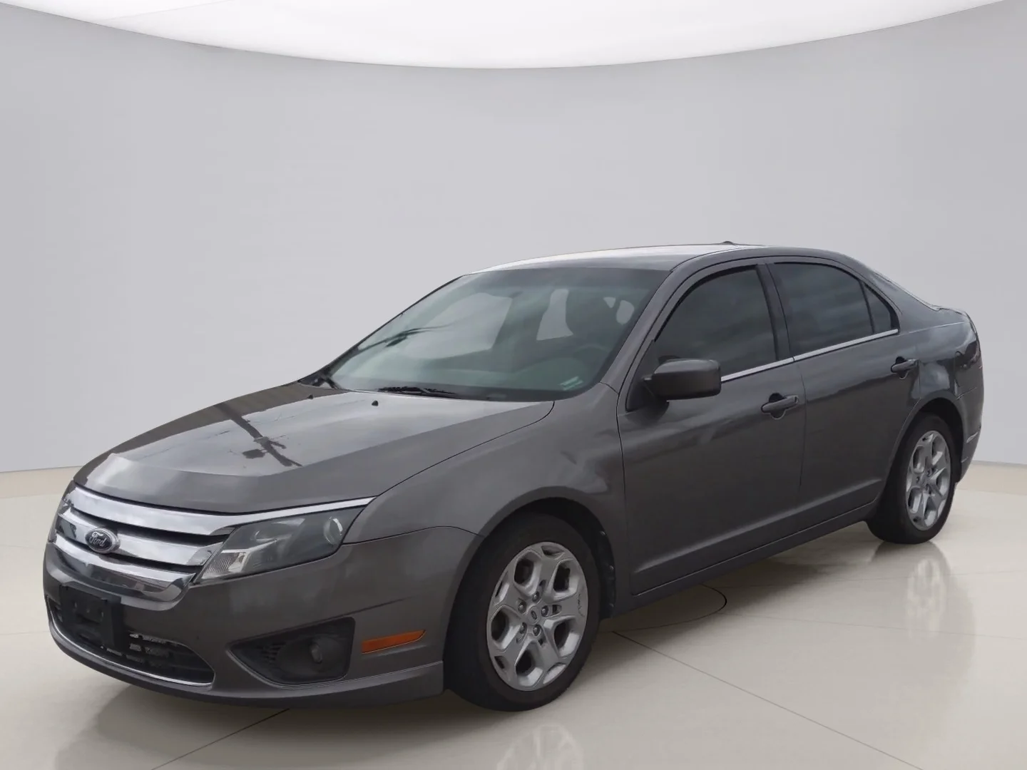 Used 2010 Gray Ford SE image 1