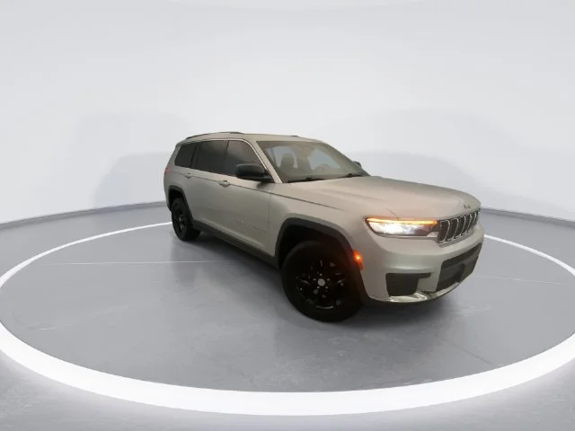 Used 2021 Silver Jeep Laredo image 6
