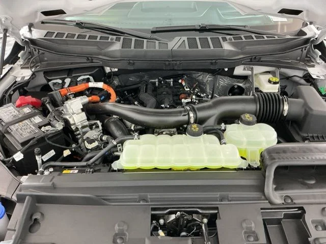 New 2025 Oxford White Ford Lariat image 34