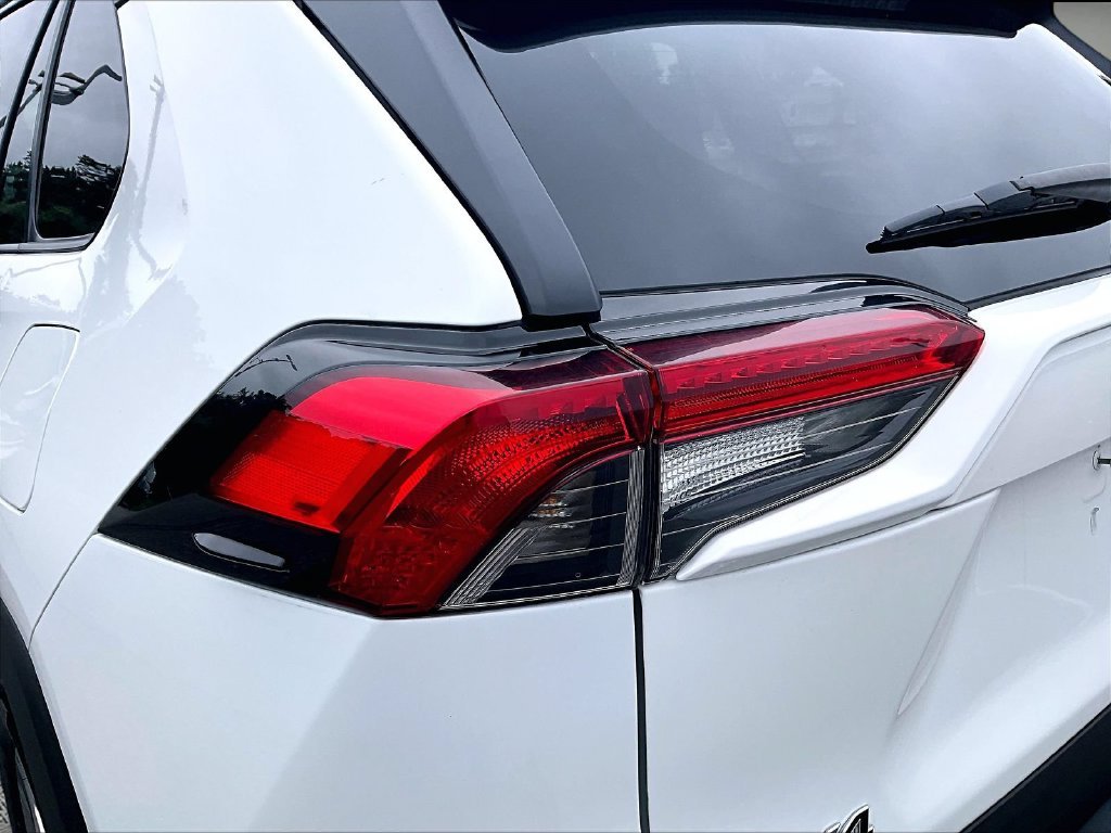 Used 2025 White Toyota XLE image 34