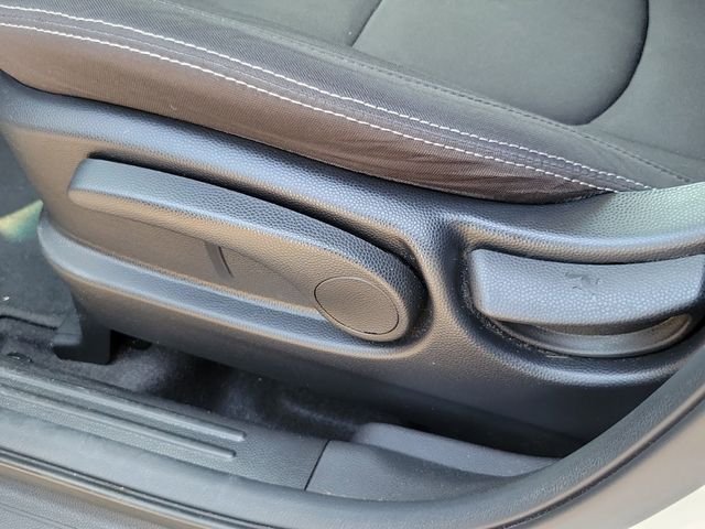 Used 2018 White Kia Base image 10