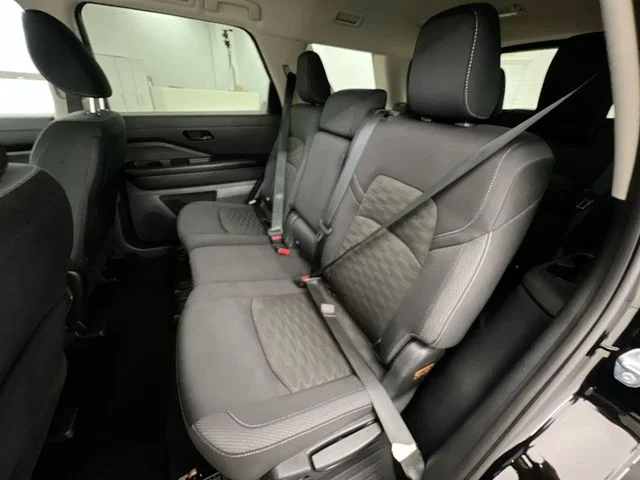 2025 Nissan Pathfinder SV - Photo 11
