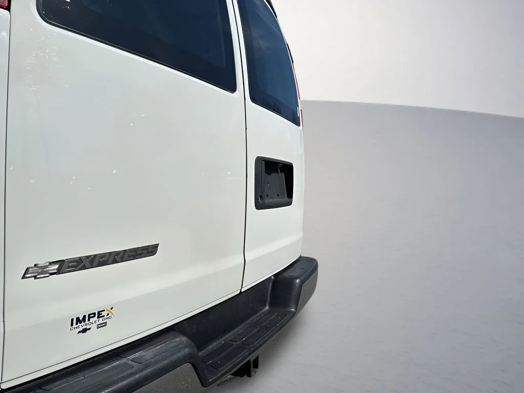 Used 2011 SUMMIT WHITE Chevrolet  image 25