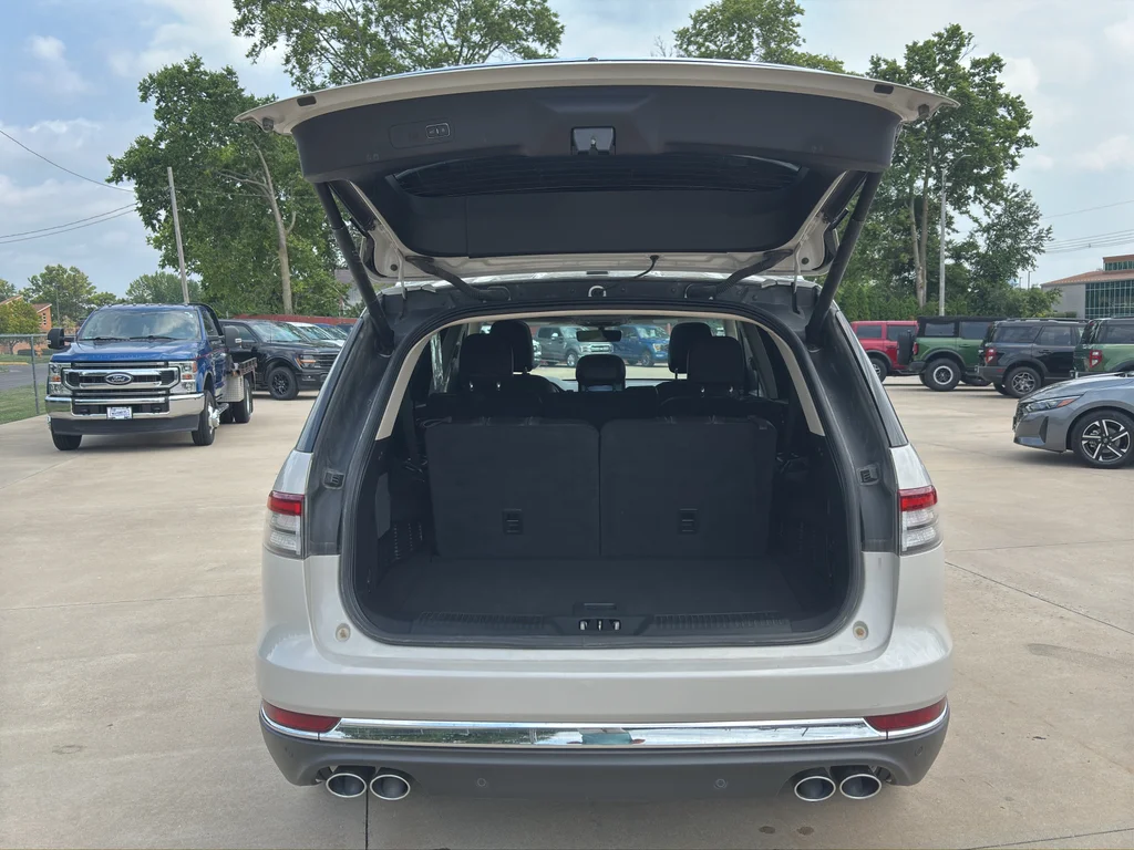 Used 2022 Ceramic Pearl Metallic Lincoln Reserve image 12
