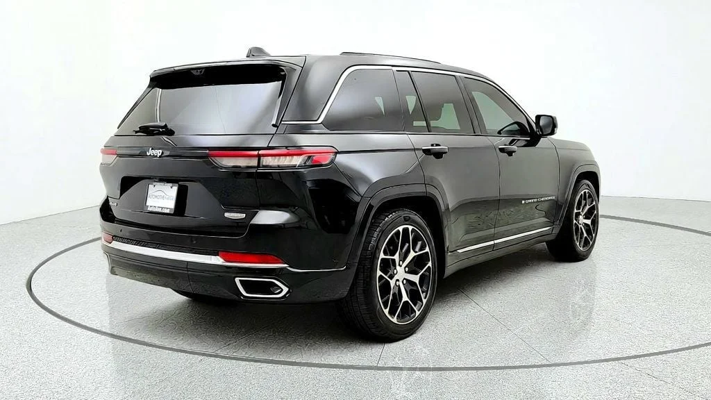 Used 2023 Diamond Black Crystal Pearlcoat Jeep Summit Reserve 4x4 image 5