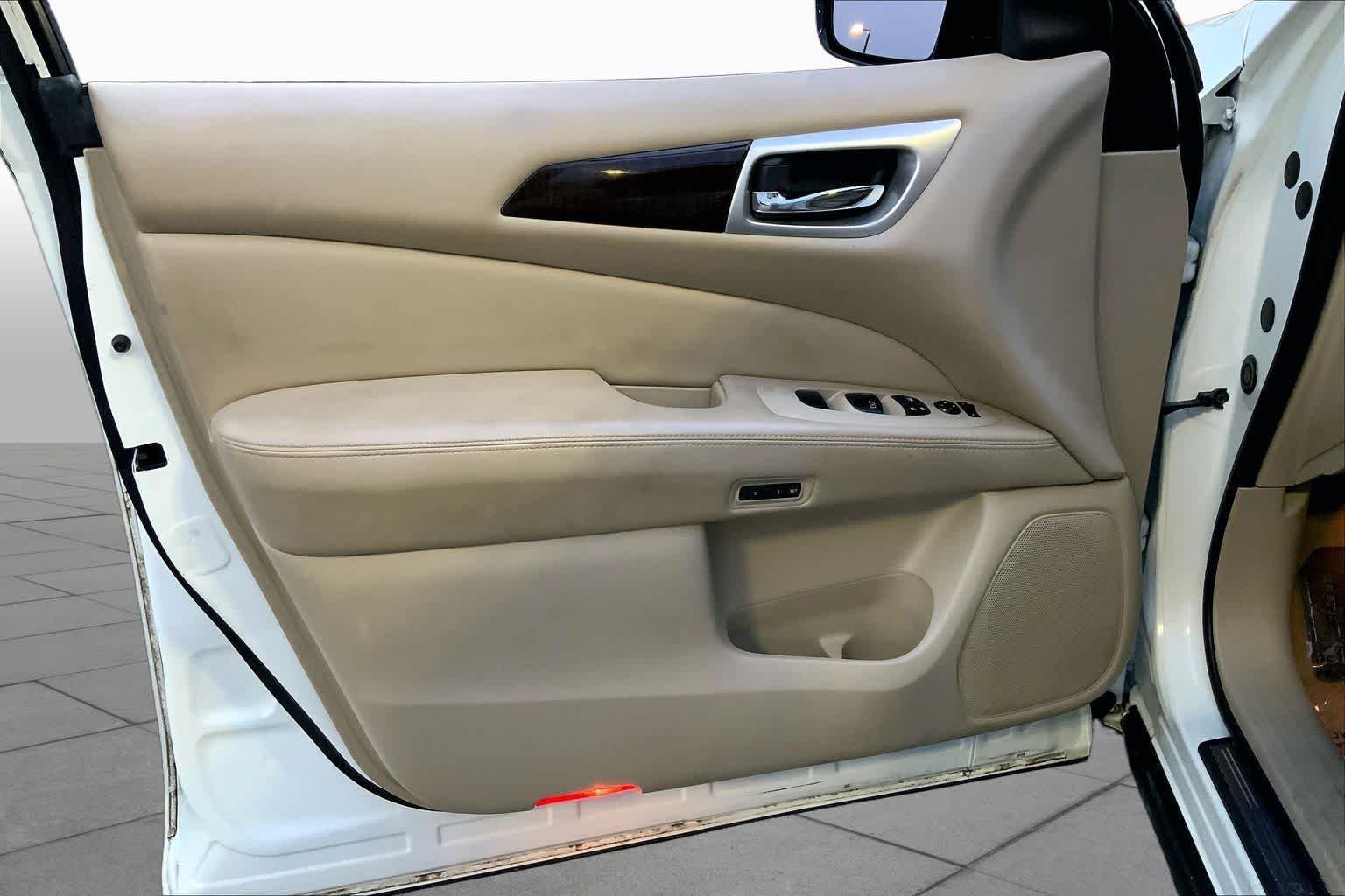 Used 2014 Moonlight White Nissan SL image 21