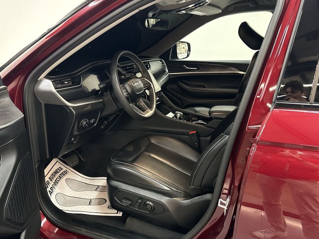 Used 2023 Velvet Jeep Limited image 11