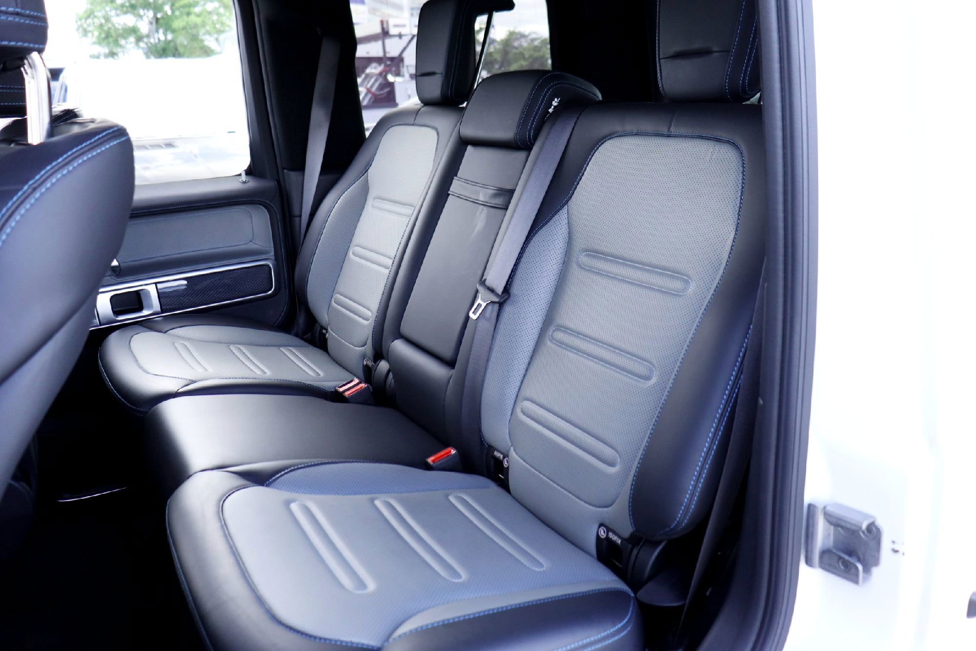 Used 2025 MANUFAKTUR Moonlight White Magno Mercedes-Benz G 580e image 28