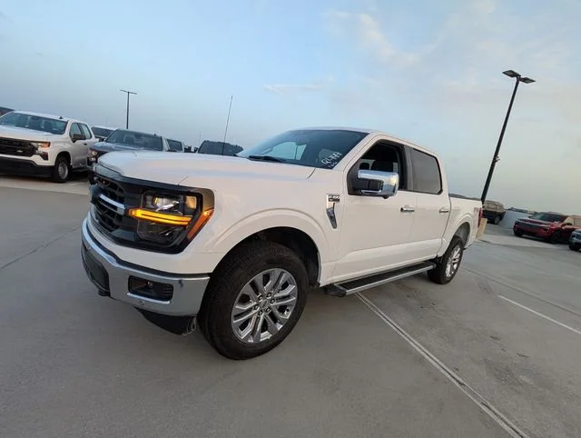 New 2025 Oxford White Ford XLT image 4