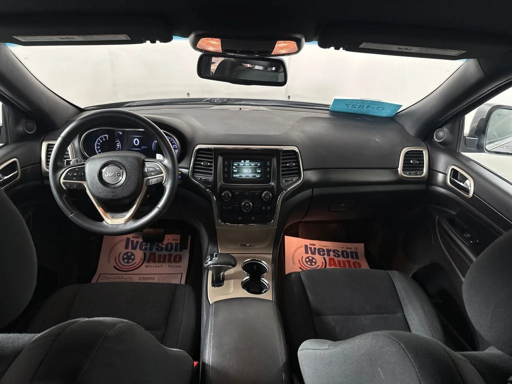 Used 2015 Silver Jeep Laredo image 28