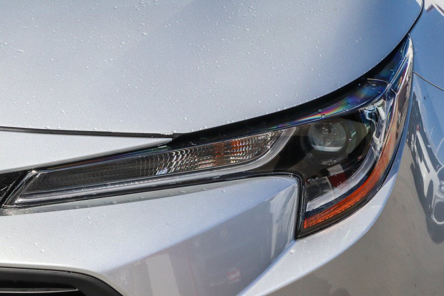 New 2027 Classic Silver Metallic Toyota LE image 7