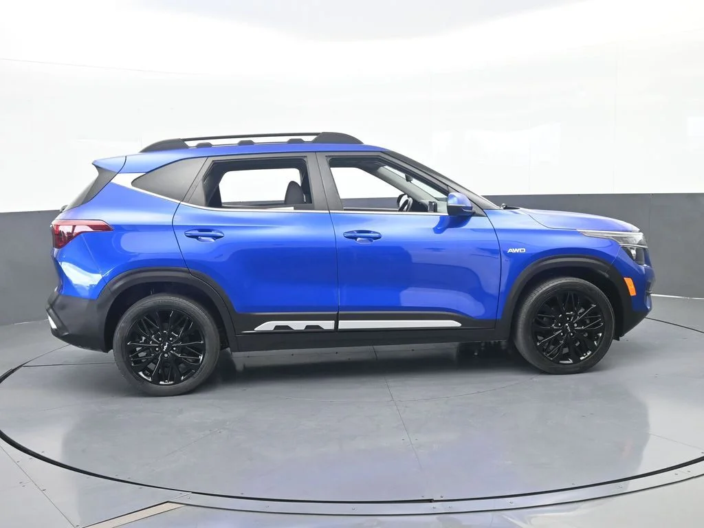 Used 2023 Neptune Blue Kia Nightfall image 7