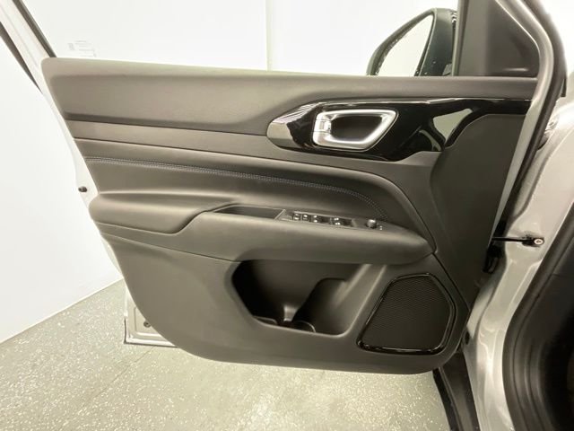 New 2026 Silver Zynith Metallic Clearcoat Jeep Latitude image 9