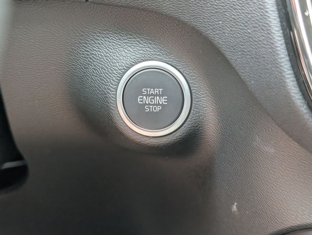 2026 Volvo XC40 Plus - Photo 18