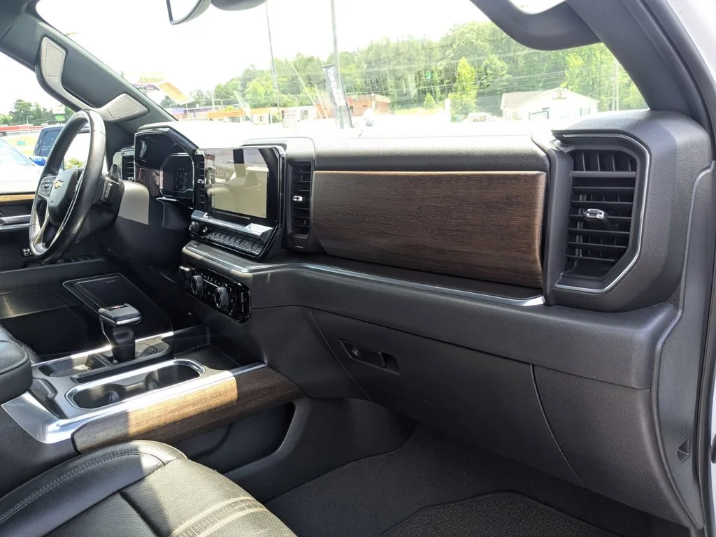 Used 2023 Iridescent Pearl Tricoat Chevrolet High Country image 28