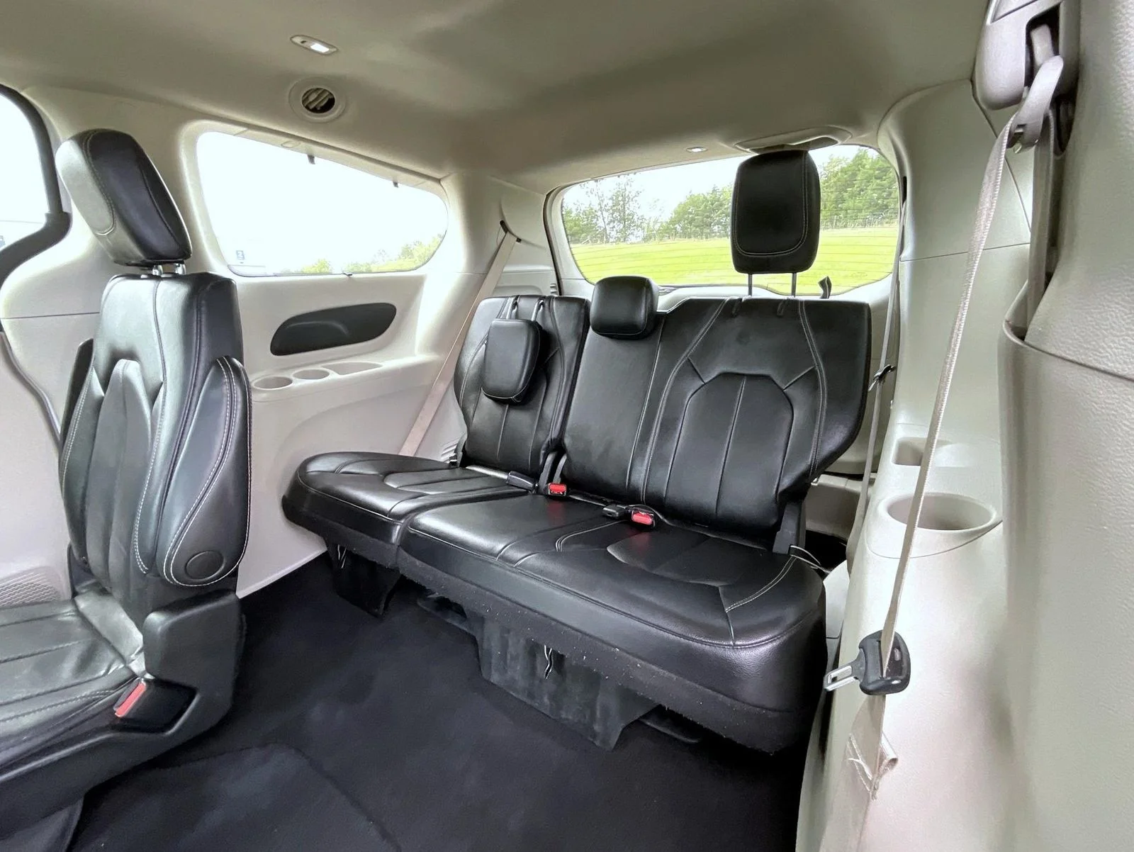 Used 2022 White Chrysler Touring L image 17