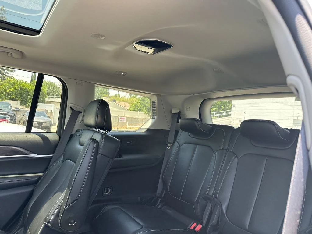 Used 2023 White/off-white Jeep Limited image 11