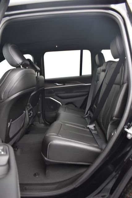 New 2026 Diamond Black Crystal Pearl-Coat Exterior Paint Jeep Limited image 8