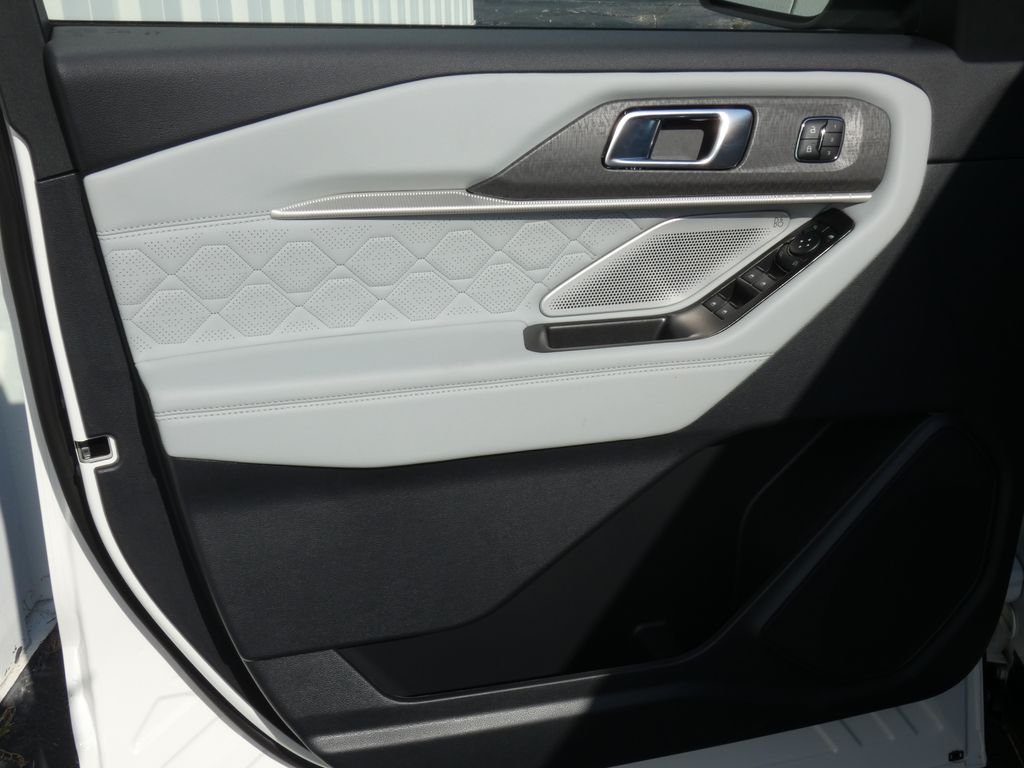 New 2027 Star White Metallic Tri-Coat Ford Platinum™ image 9