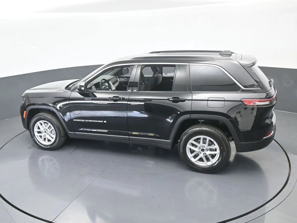 New 2026 Diamond Black Crystal Pearl-Coat Exterior Paint Jeep Laredo X image 46