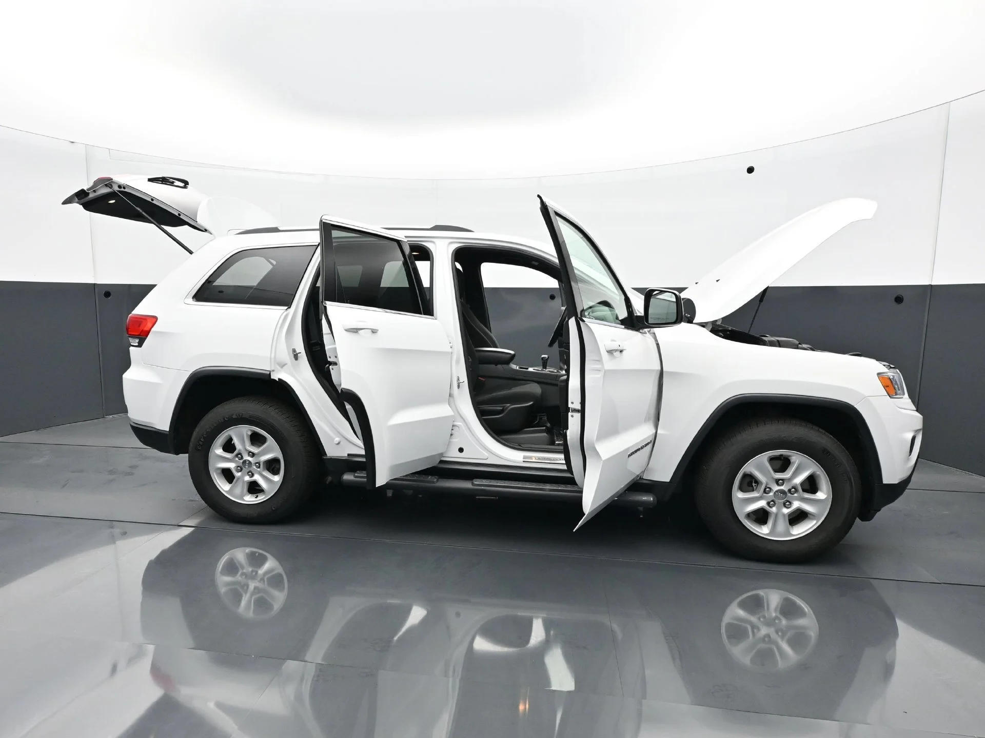 Used 2015 Bright White Clearcoat Jeep Laredo image 35