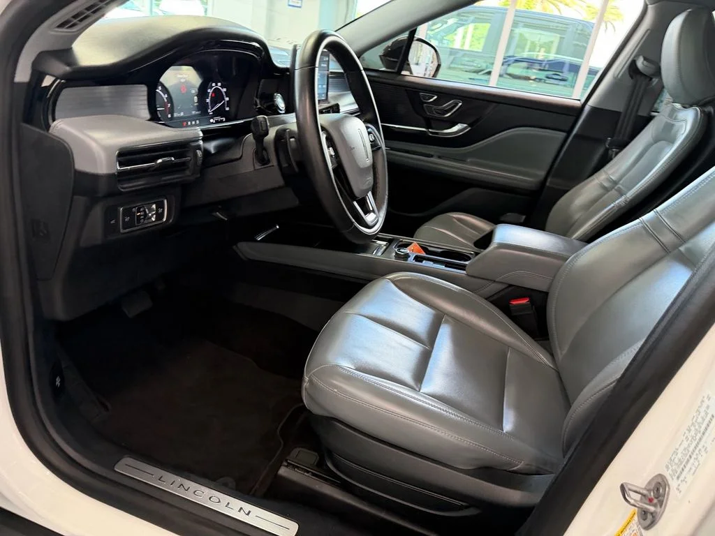Used 2022 White Lincoln Standard image 11