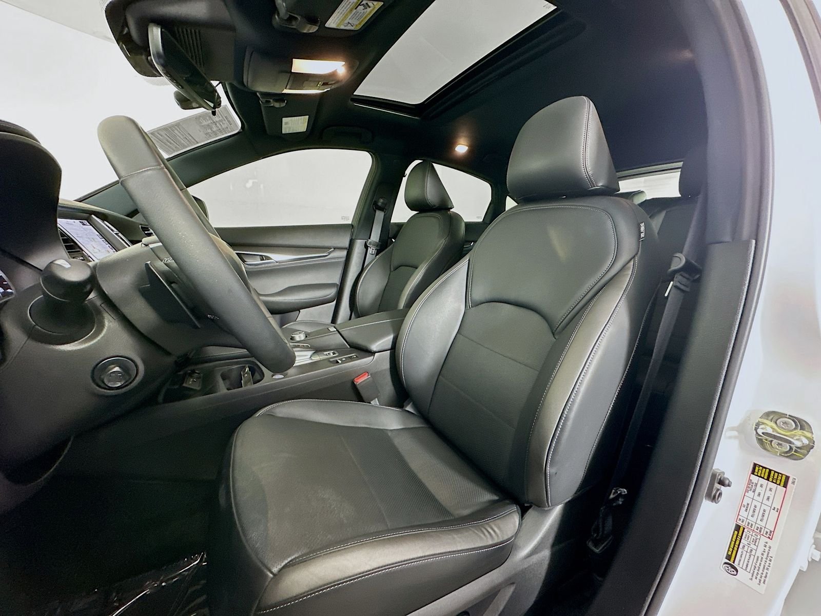 Used 2025 Radiant White INFINITI ESSENTIAL image 21